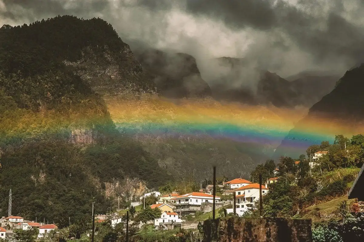 arco-íris do outro lado da cidade na madeira portugal