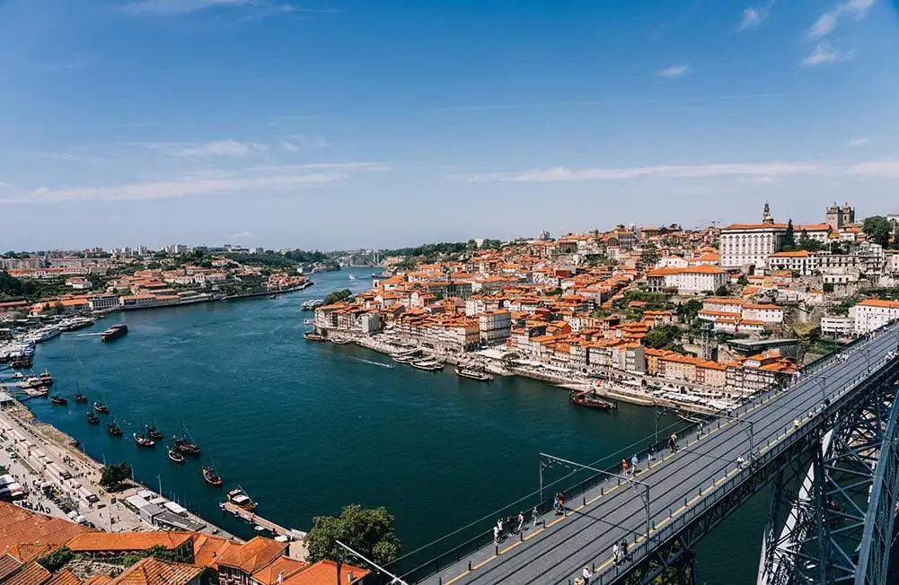 Um bonde descendo uma rua em Lisboa, Portugal