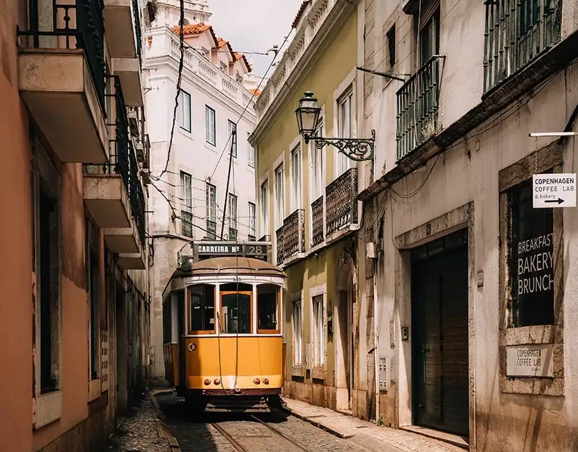 Um enorme penhasco na costa de Portugal