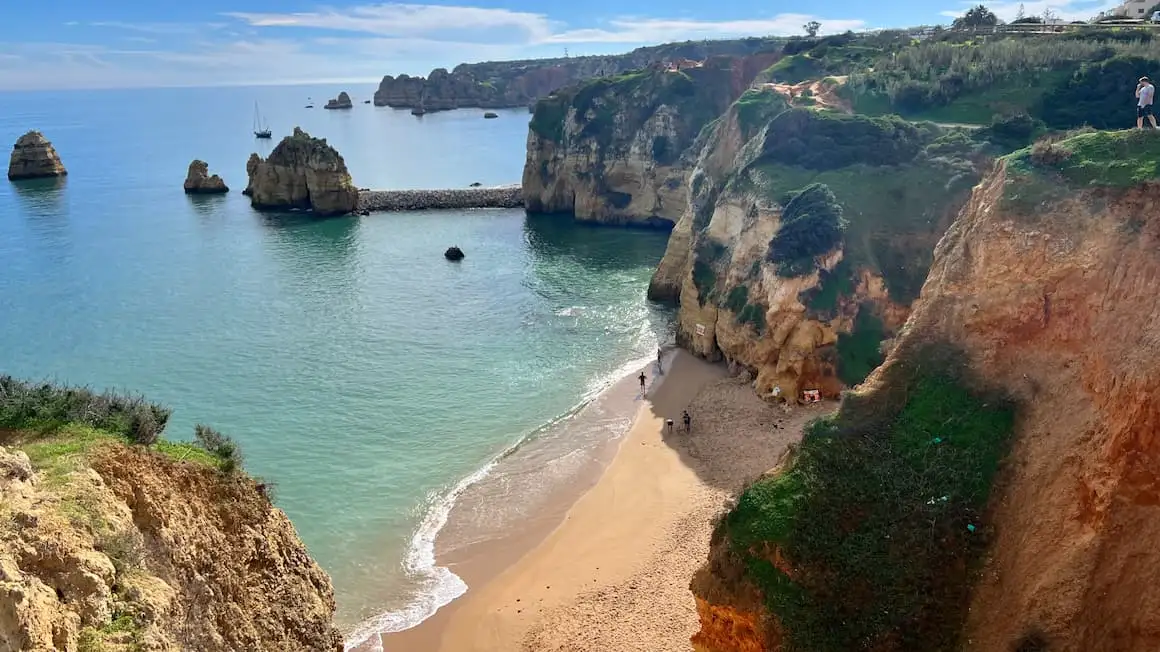 falésias e o oceano azul num dia ensolarado em lagos, portugal