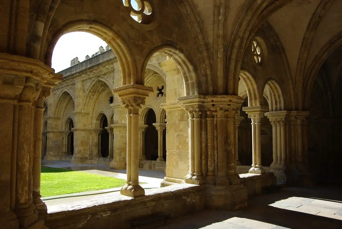 Pilares e corredores do mosteiro de coimbra