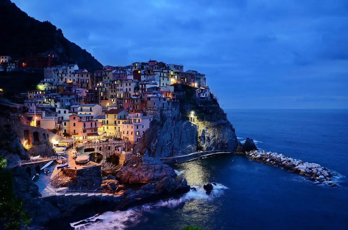 vila de cinque terre iluminada à noite