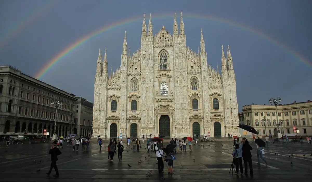 duomo de milão com arco-íris itália