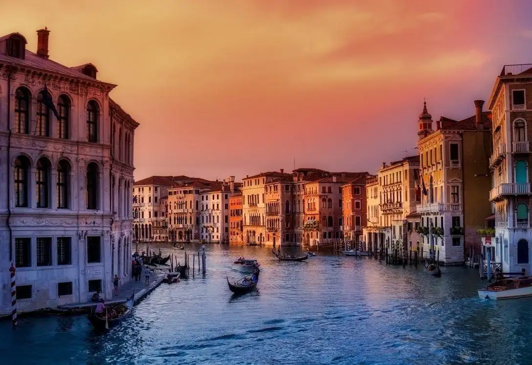 pôr do sol no grande canal de veneza itália