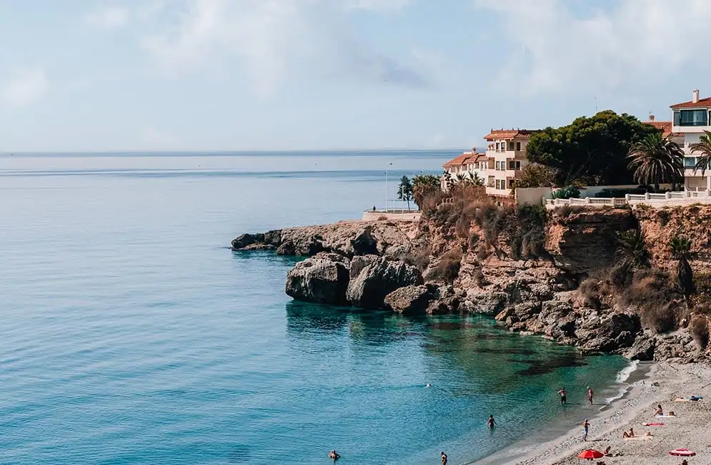 Une côte rocheuse et une plage dans le sud de l'Espagne