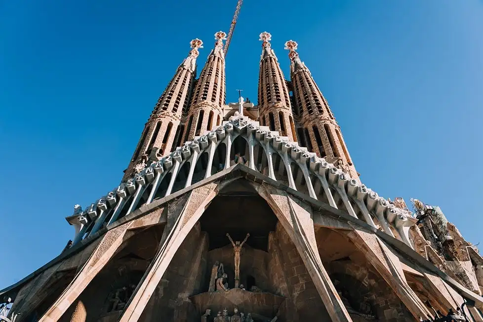 Regardant devant la Sagrada Familia à Barcelone