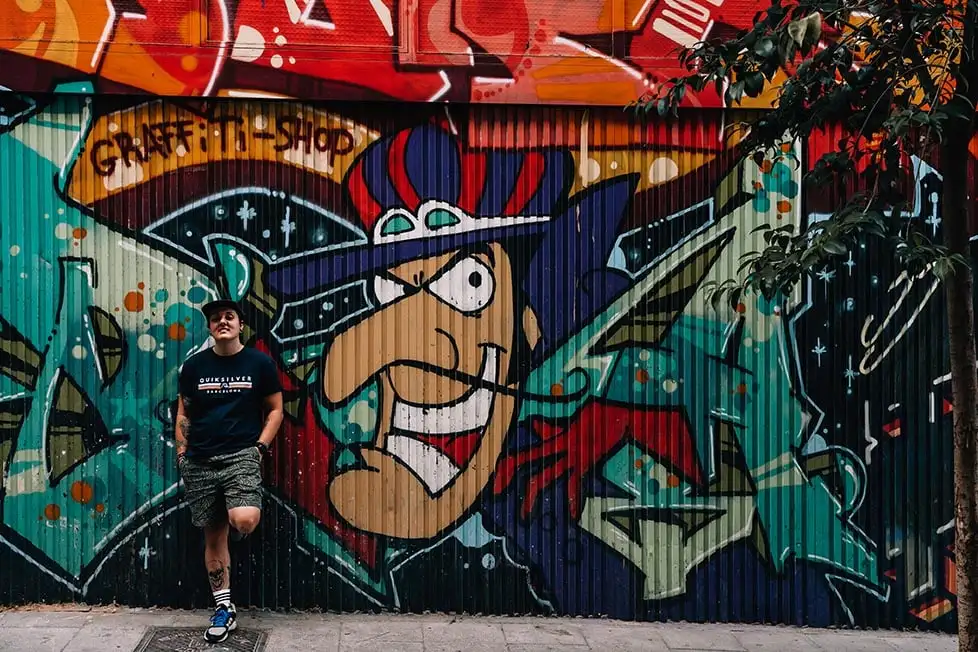 Nic debout à côté du street art de Dick Dastardly à Madrid, en Espagne.