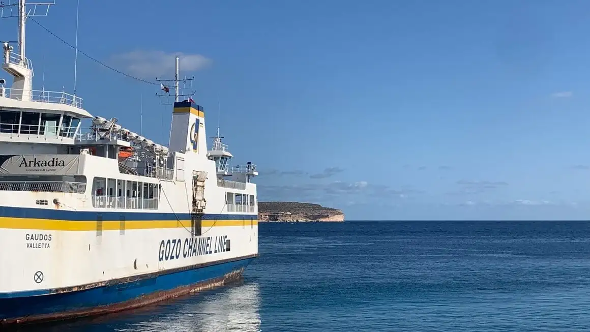 Mężczyzna na Malcie (Joe) z widokiem na Morze Śródziemne z Gozo