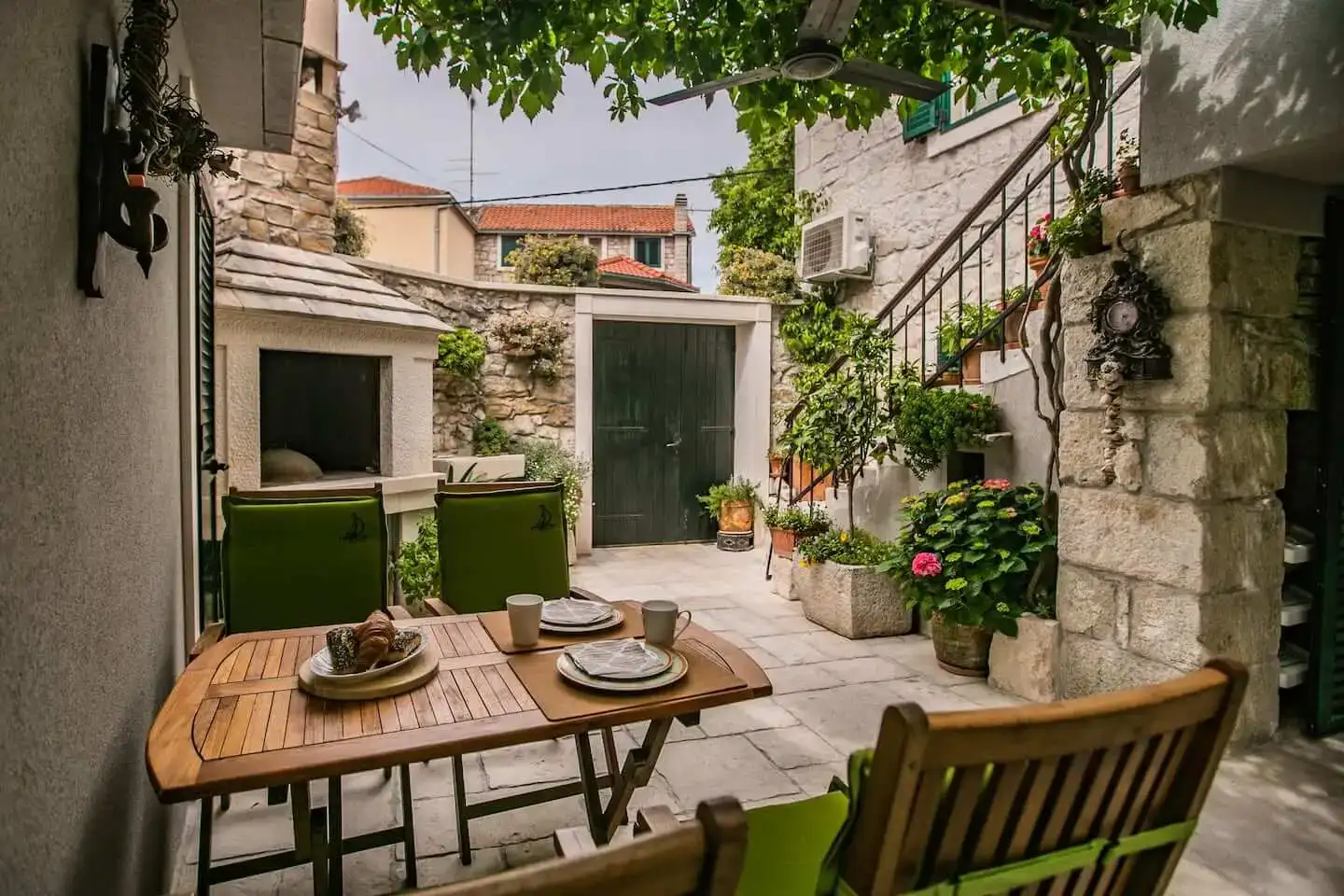 Ο Κρις και ο σύντροφός τους σε έναν πέτρινο τοίχο στην Κροατία στο ηλιοβασίλεμα