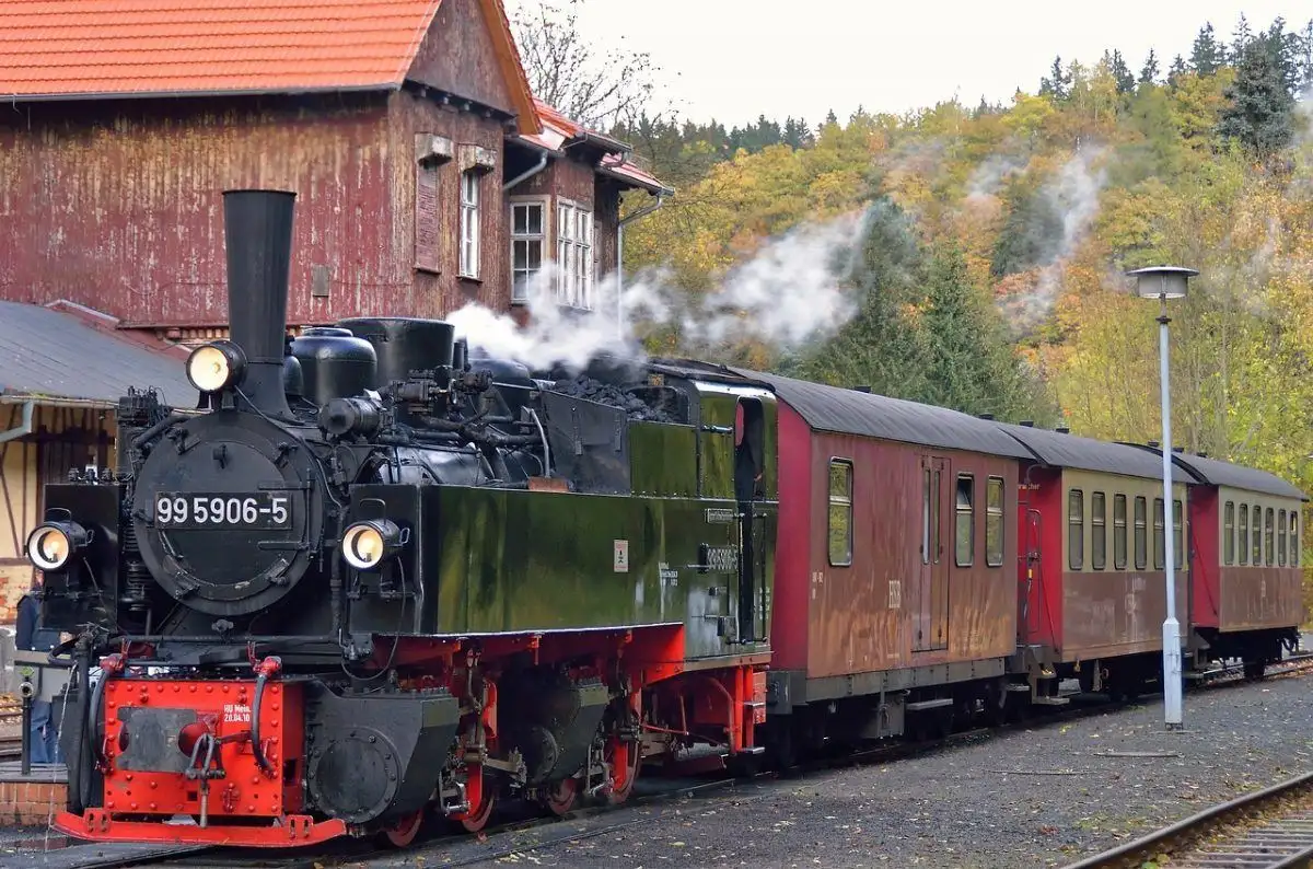 viagem de trem em trem antigo na Europa
