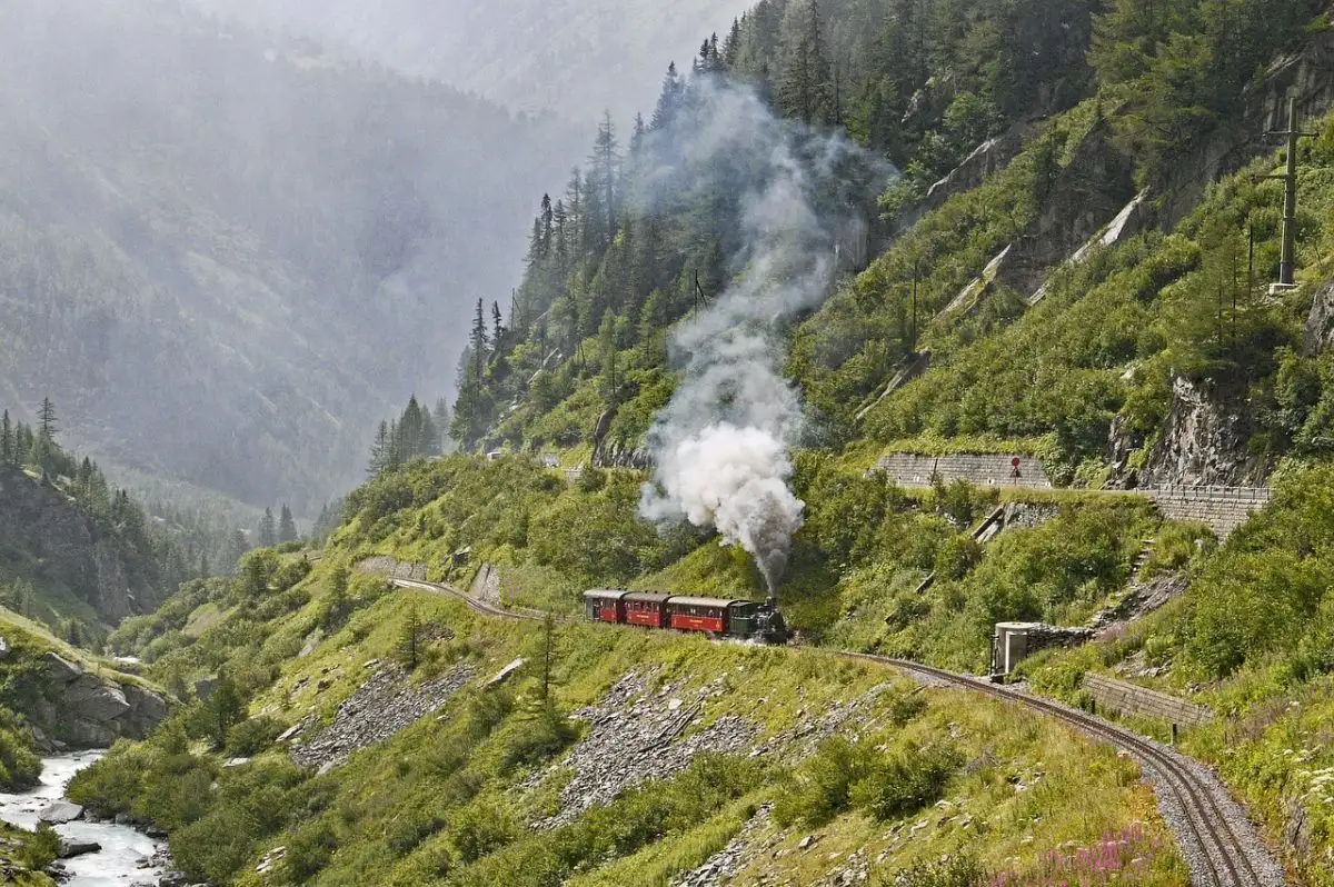 belas colinas verdes vistas de viagens de trem na Europa