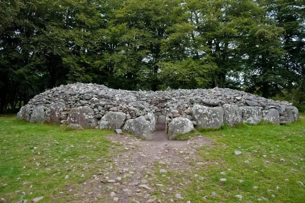 Ghé thăm nơi an nghỉ cuối cùng của người Tây Nguyên thời đồ đồng tại Clava Cairns ở Inverness.