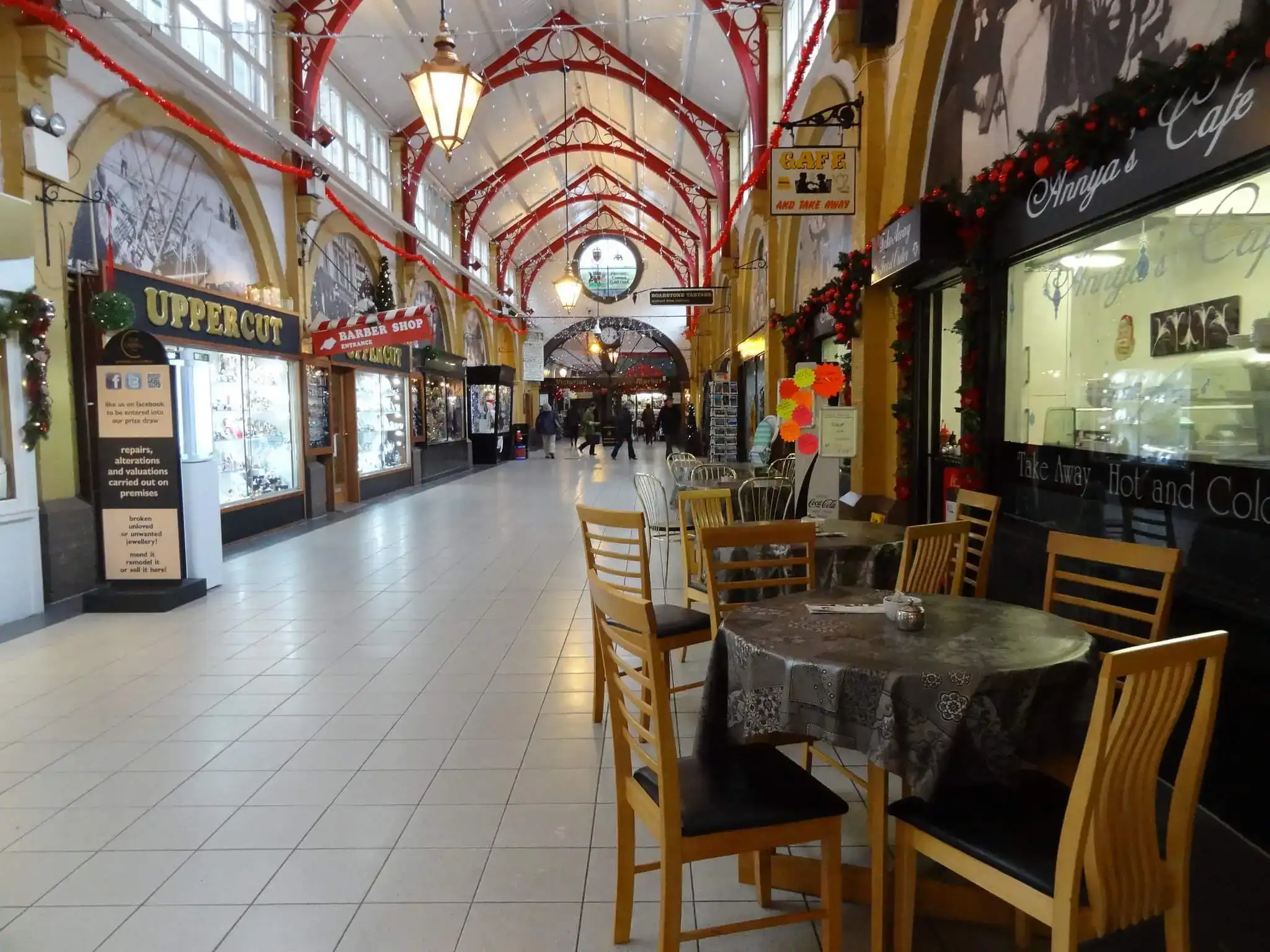 Mua sắm quanh chợ Victoria ở Inverness