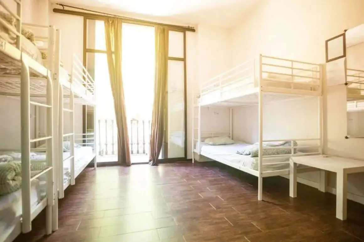 Um albergue legal e único em Barcelona - Pars Tailor's com hóspedes do lado de fora relaxando.