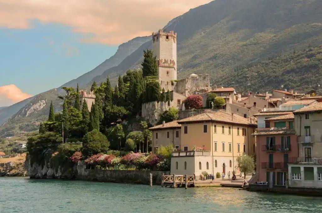 ngôi làng bên bờ hồ garda italy