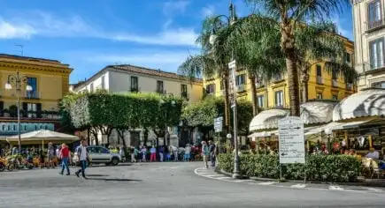Duas mulheres fazendo macarrão e comida italiana em Roma, Itália.
