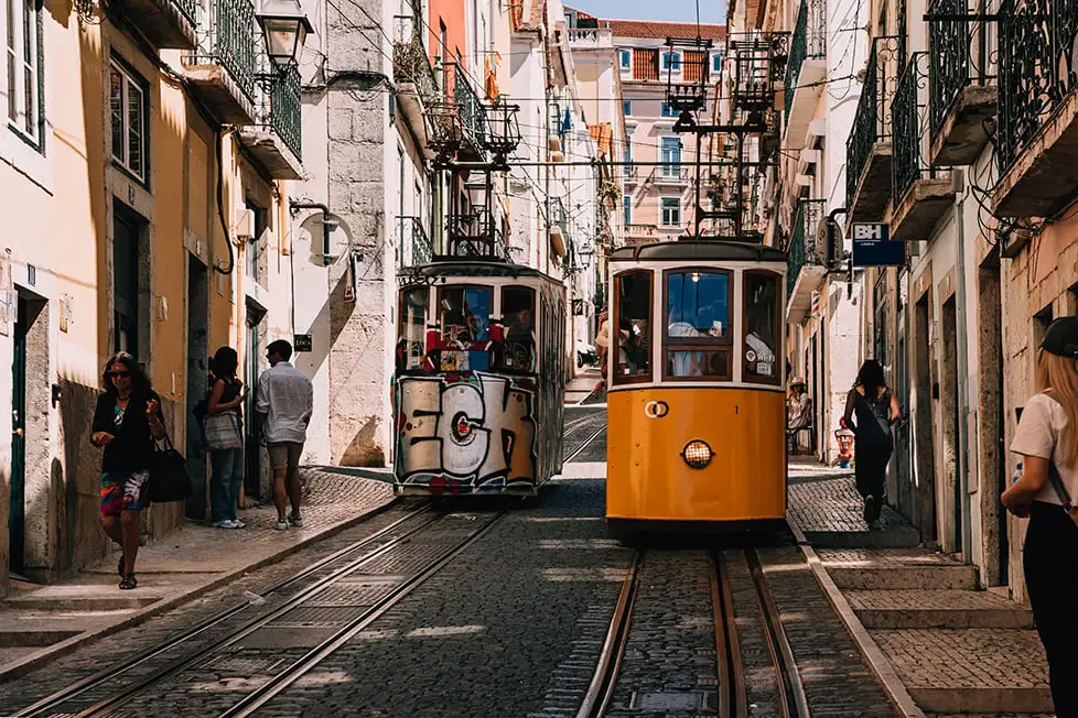 Lizbon, Portekiz'de dik bir sokakta tramvayların yolları kesişiyor