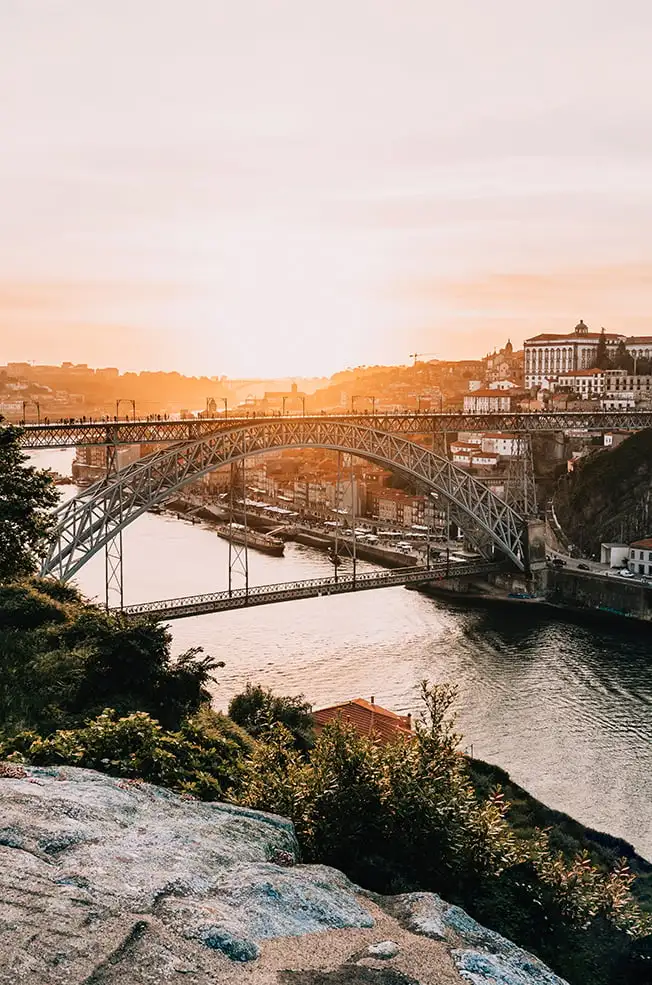 Gün batımında Porto, Portekiz'deki nehir ve köprüye bakmak