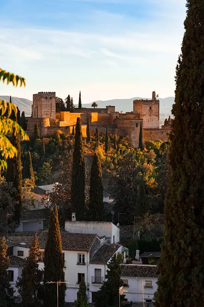 Granada, İspanya'da Alhambra'nın arkasında güneş batıyor