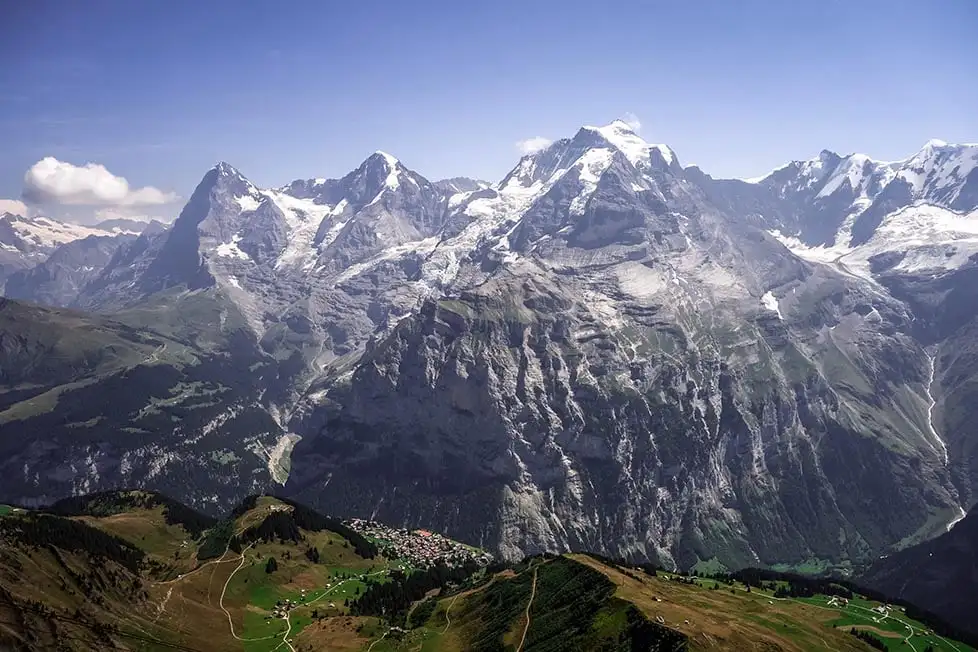 Schilthorn'dan İsviçre Alpleri'ndeki Eiger, Monch ve Jungfrau'ya, Interlaken, İsviçre'ye bakış.