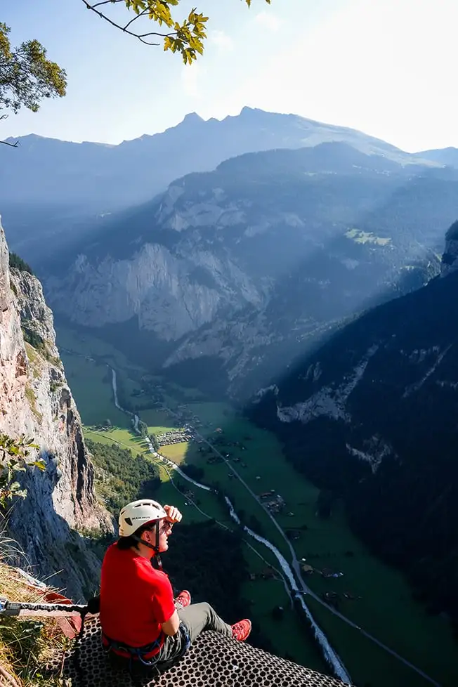 İsviçre'deki Lauterbrunnen vadisine bakan bir kişi.