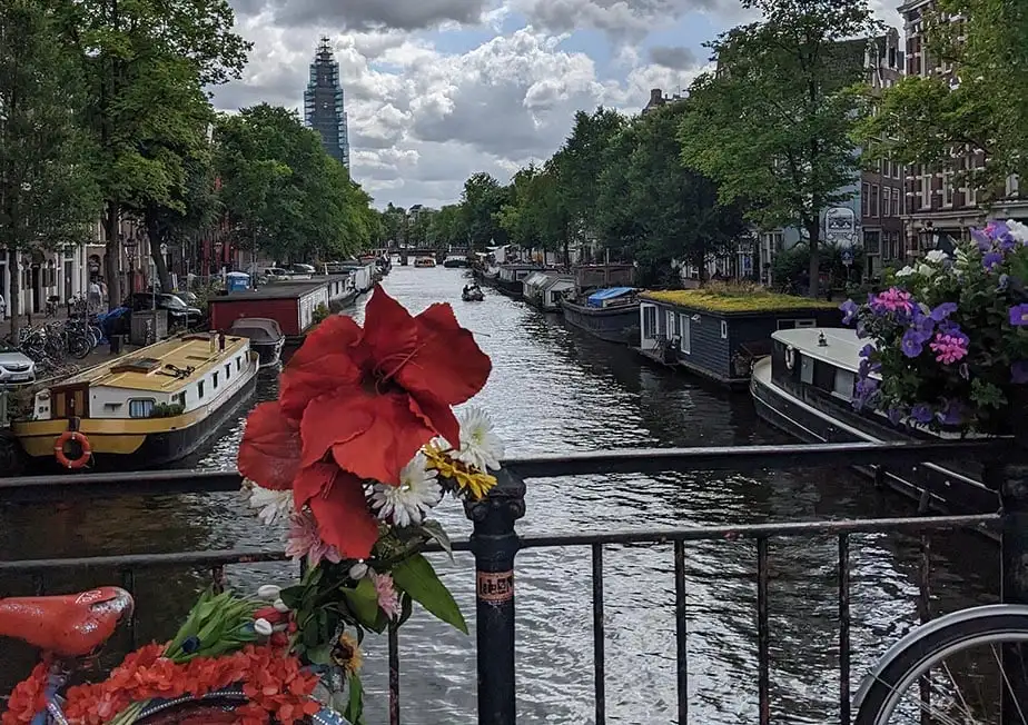 Amsterdam'da bir kanaldaki köprünün üzerinden bakmak