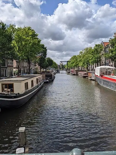 Amsterdam'da güneşli bir günde kanala bakmak
