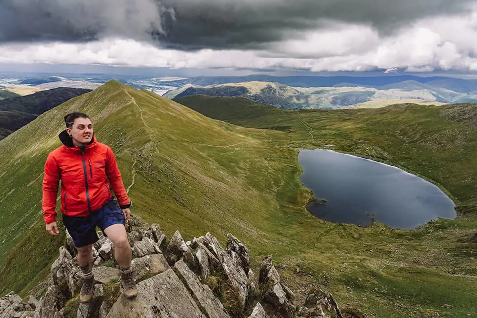 İngiltere'nin Göller Bölgesi'ndeki Helvellyn'de Striding Edge'de bir kişi.