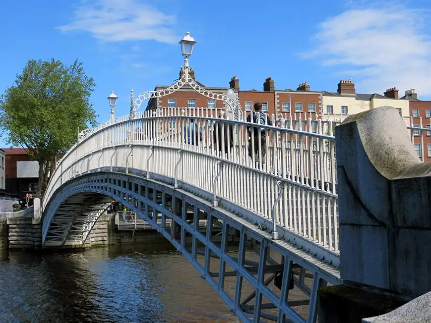 Dublin, İrlanda'daki liffey üzerindeki ha penny köprüsü