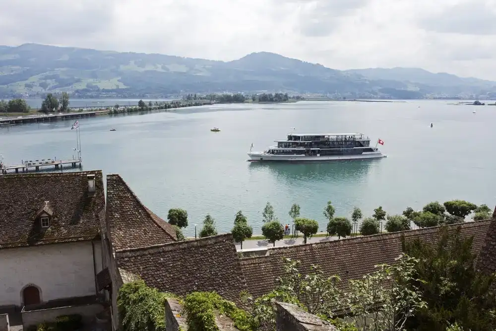 Mergeți cu feribotul de la Bürkliplatz la Rapperswil