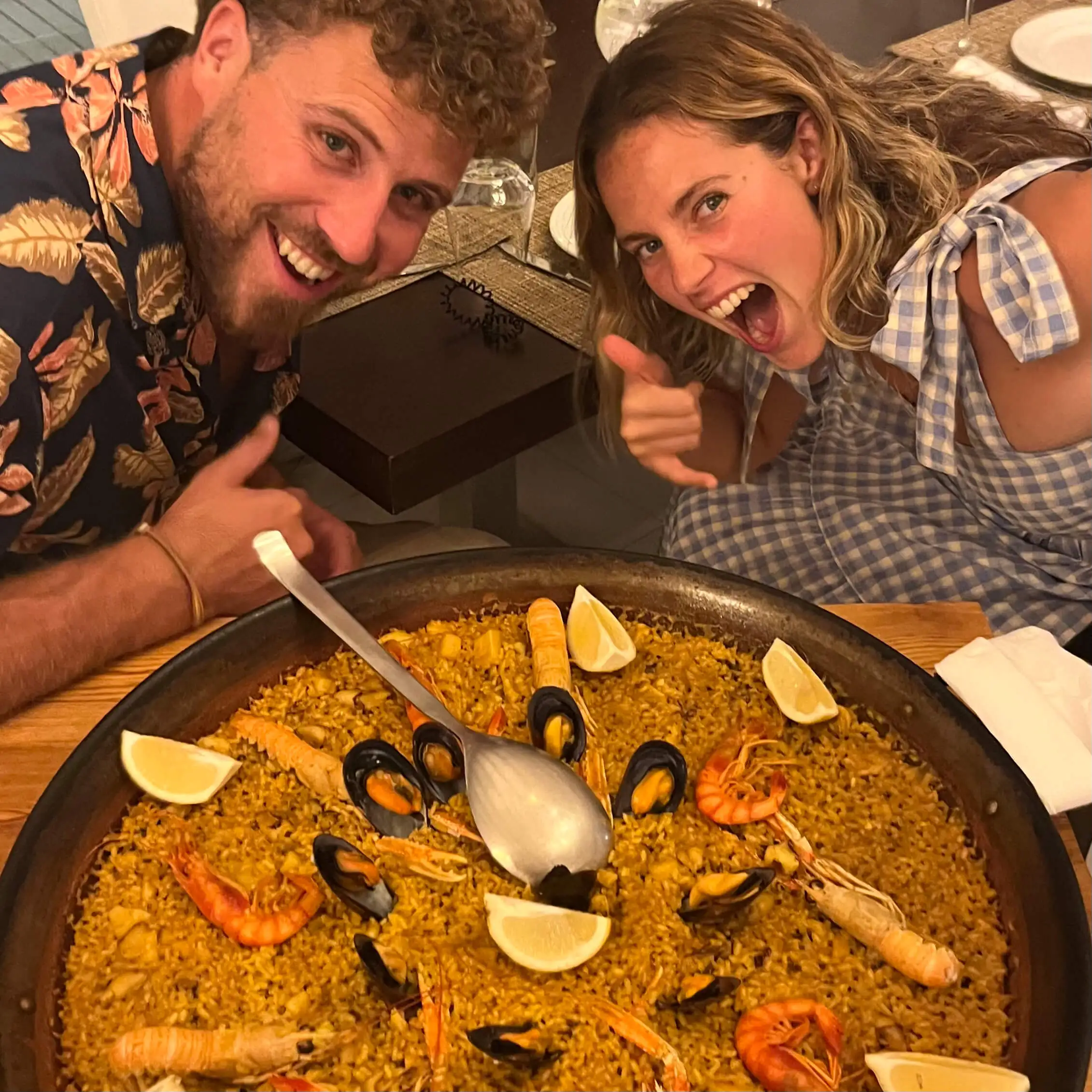 دو بہت دلچسپ سفر اسپین میں سی فوڈ Paella کو آزمانے کے لیے