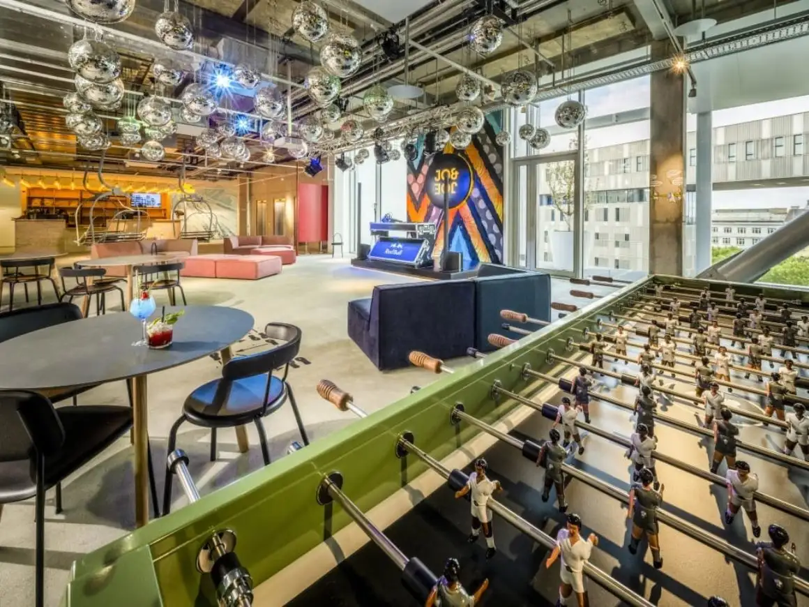 De eenvoudige en schone eetkamer van Hostel Wien Myrthengasse