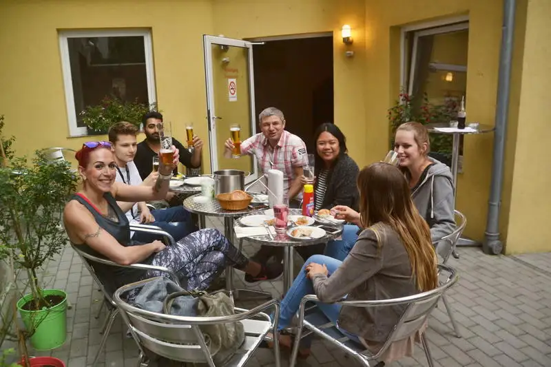Een van de goed uitgeruste kamers van Happy Hostel Best Hostels in Wenen