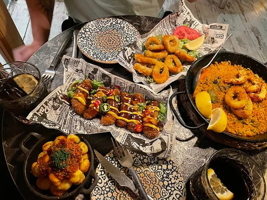 Tapas pöydällä Espanjassa