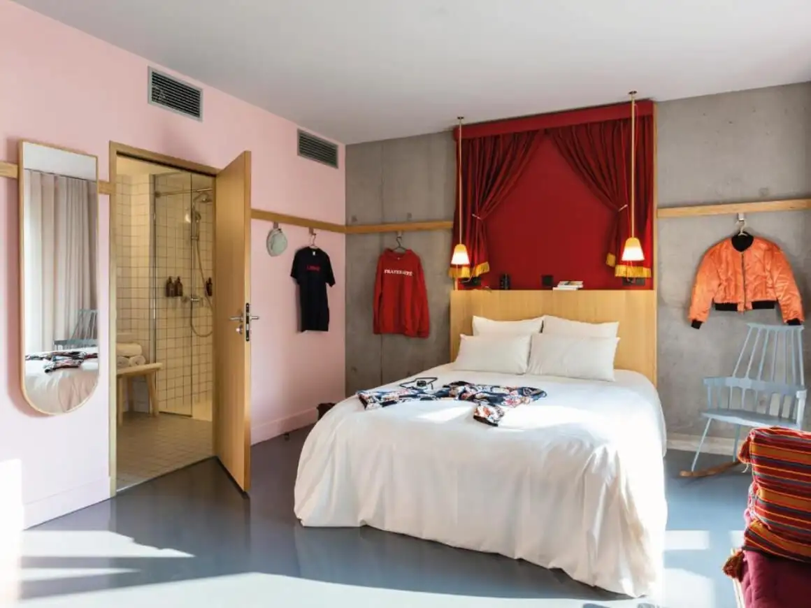 ห้องนอนสวยๆ เรียบง่าย ที่ MOB Hotel มัน