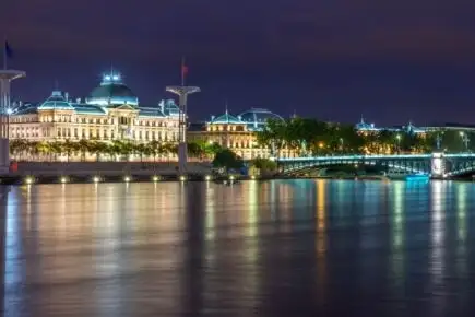 ภาพชิงช้าสวรรค์และรูปปั้นใน La Presqu ในเวลากลางคืน