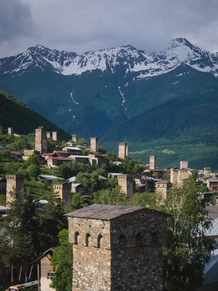 Torres de guarda e montanhas de Svaneti Geórgia