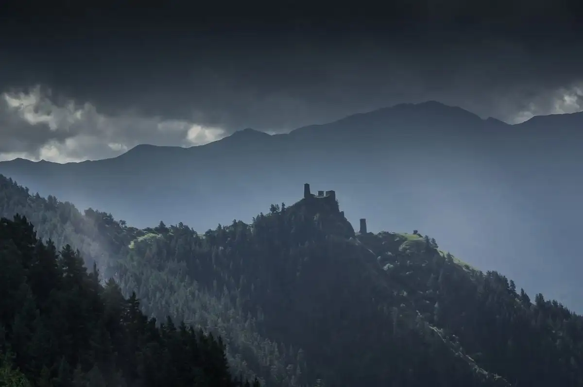 Castelo sinistro no Parque Nacional Tusheti, Geórgia