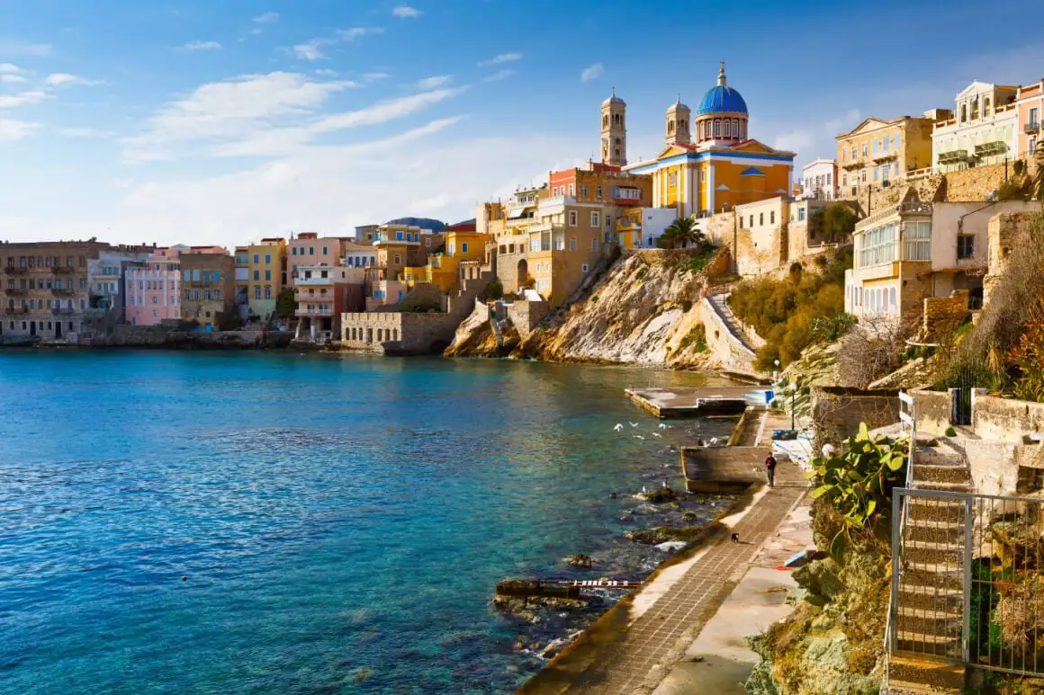 Bâtiments aux motifs géométriques en noir et blanc dans le village de Pirgi, île de Chios