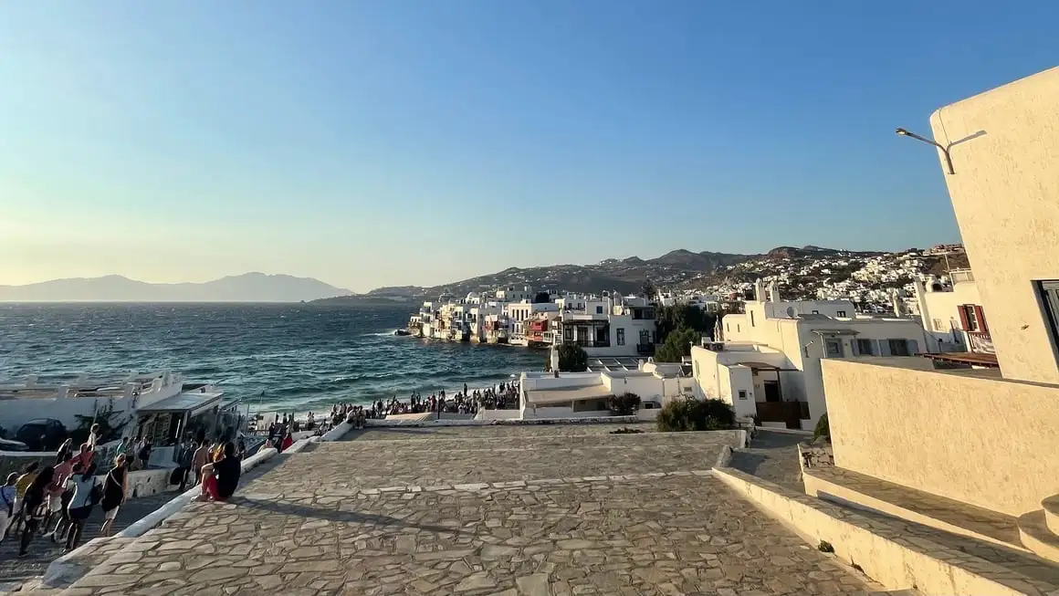 ville animée au bord de la mer dans la ville de Mykonos, grèce