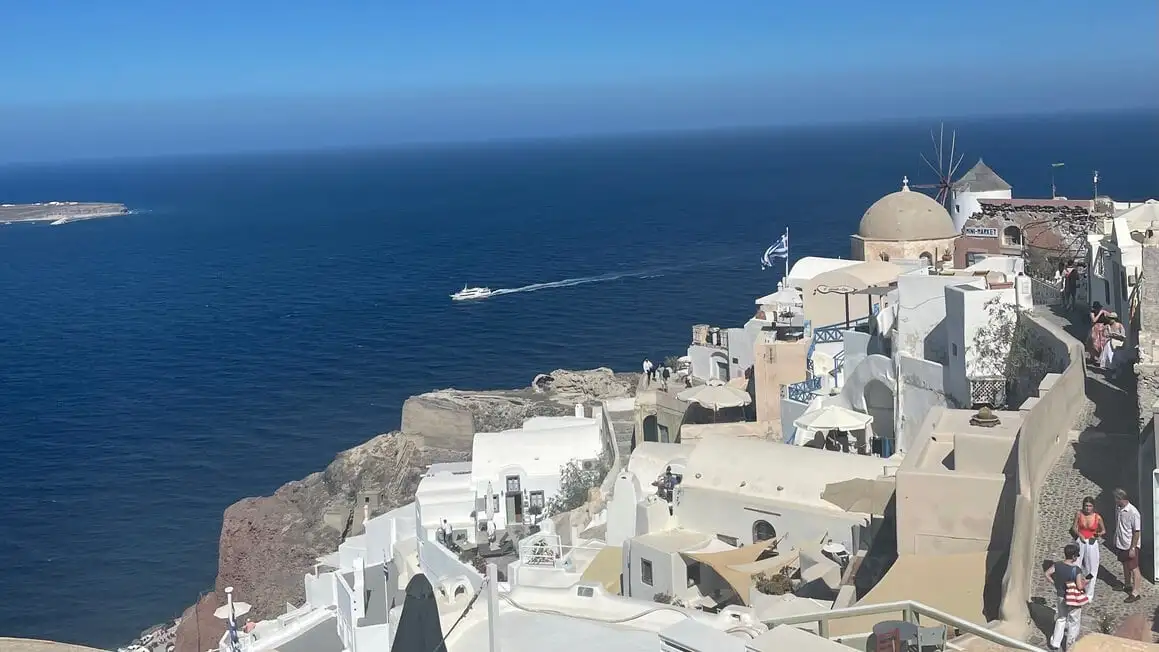 vue sur les bâtiments et la mer à Oia, Santorin, Grèce