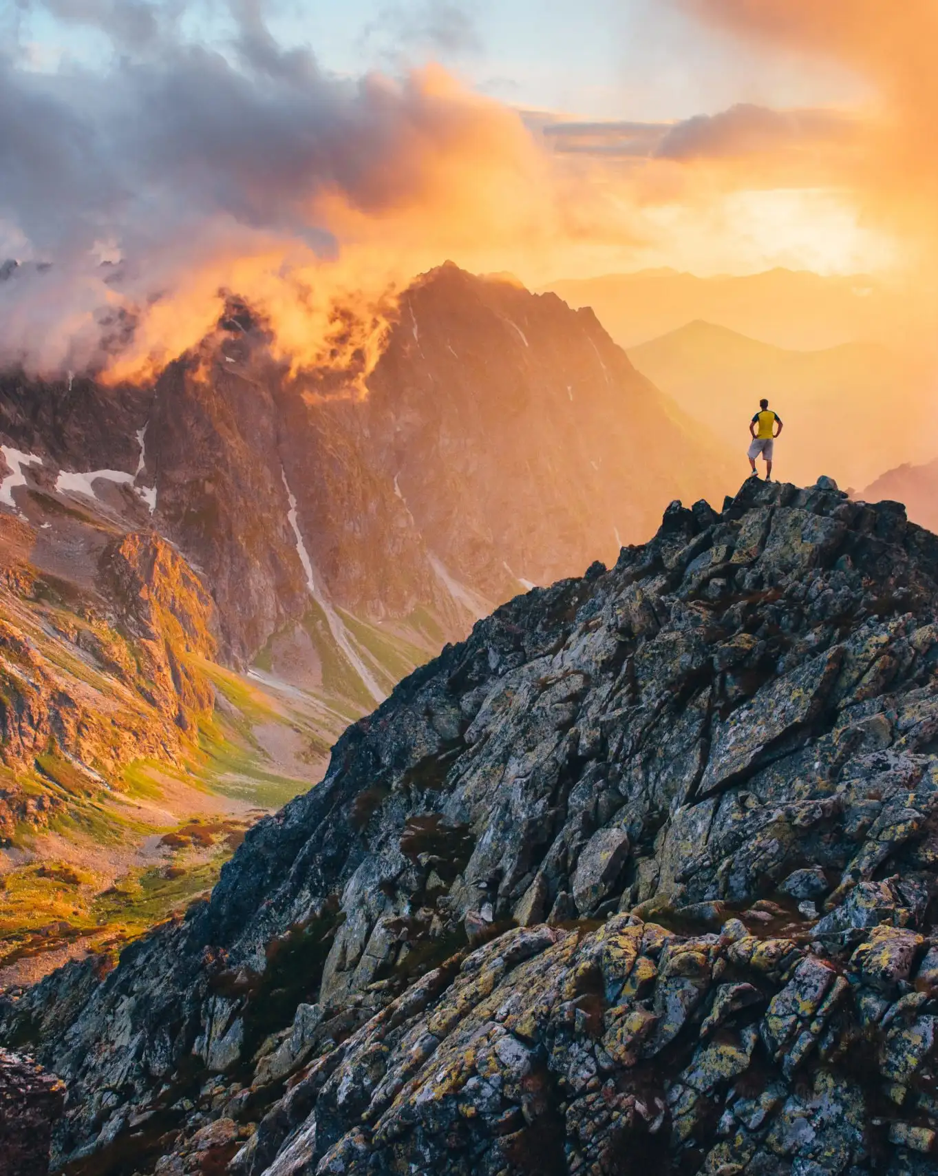 Caminhando até o topo de uma montanha em Tatras Eslováquia