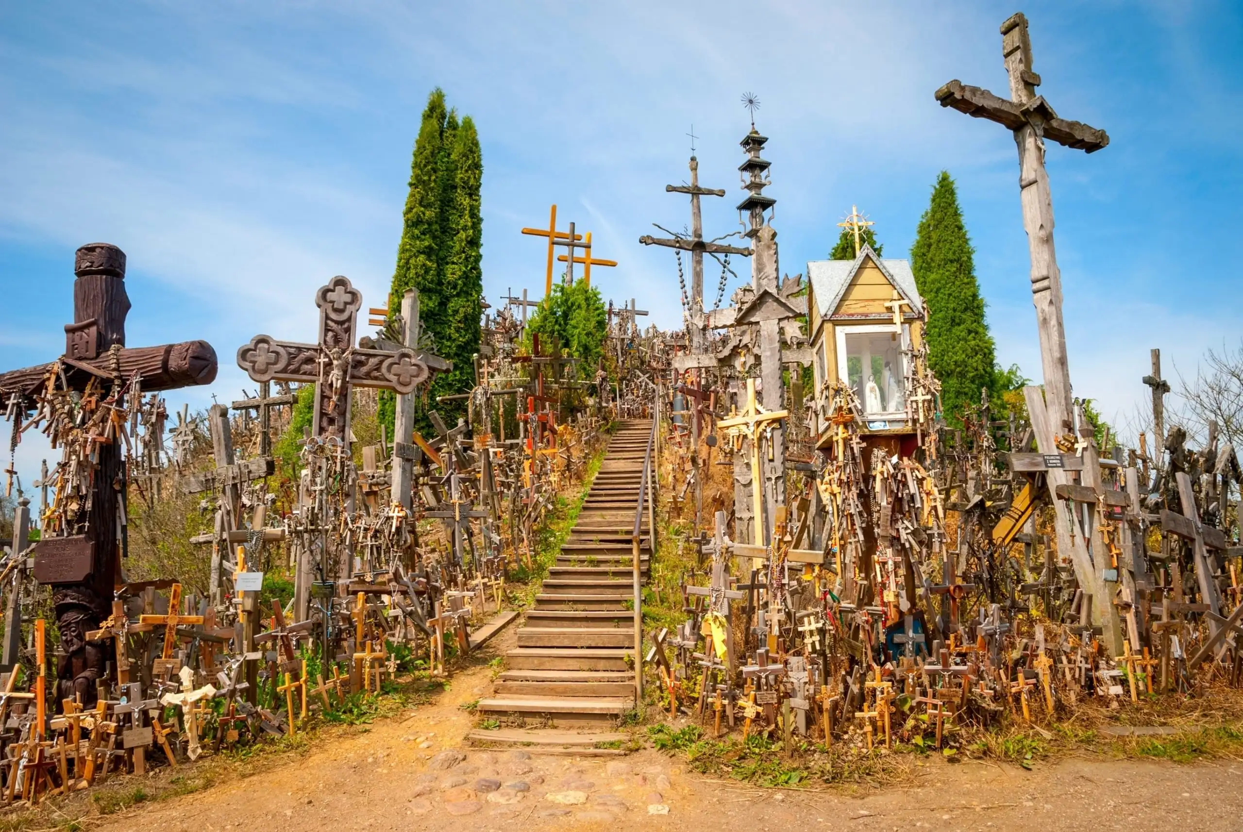 Colina das Cruzes, Lituânia. Da Shutterstock - Por Ana Flasker