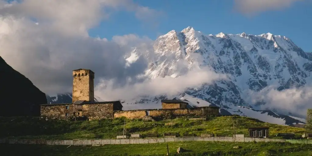 Igreja Lamari em Ushguli com Shkhara ao fundo mochilando na Geórgia
