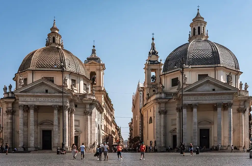 Deux églises sur une place à Rome, Italie