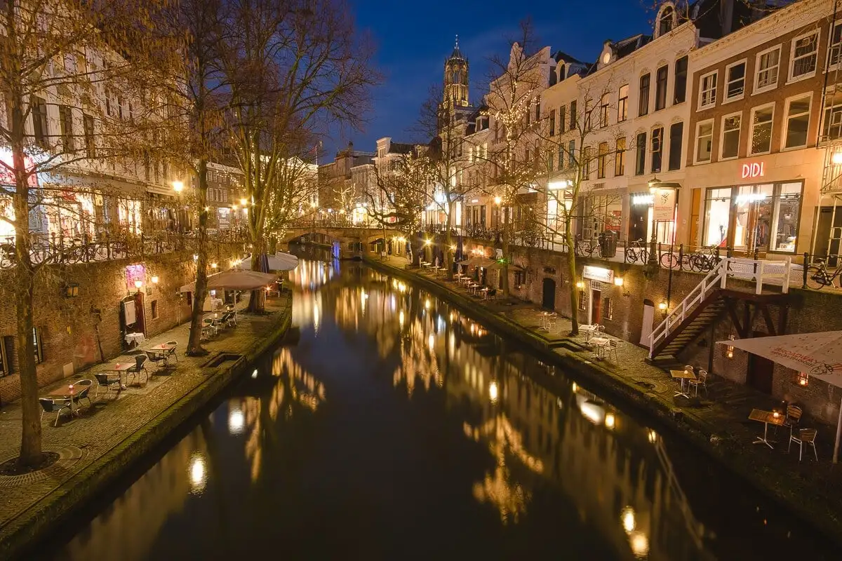 canais de utrecht à noite
