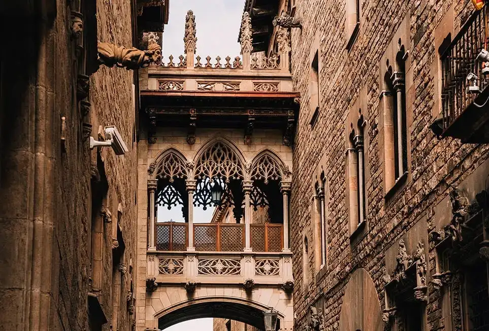 Un pont orné dans le quartier gothique de Barcelone