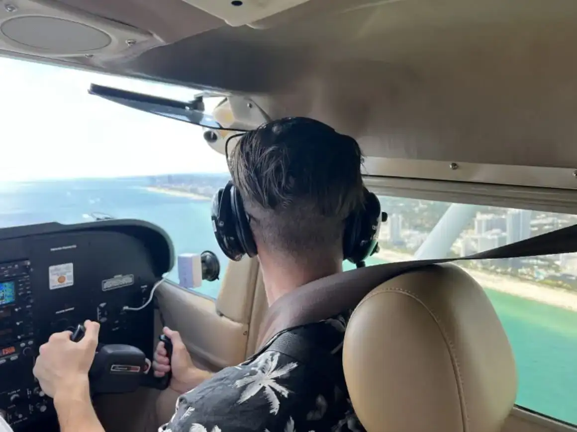 Homme pilotant un avion tout en admirant les vues panoramiques.