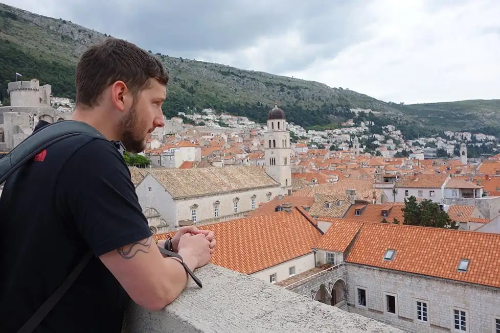 Un homme regardant Dubrovnik, en Croatie, depuis les murs de la ville.