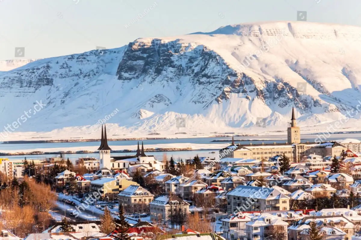 Reykjavik con montañas nevadas detrás